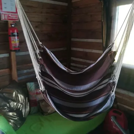 Stromovy Srub S Karavanem U Reky *