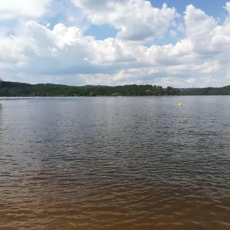 Stromovy Srub S Karavanem U Reky Vakantiehuis *