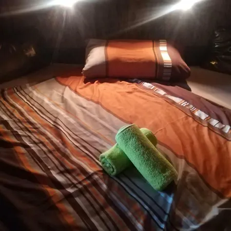 Stromovy Srub S Karavanem U Reky Tatil Evi